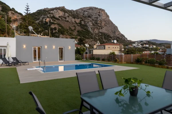 Outdoor terrace of Villa Neonis with panoramic views of Spili village