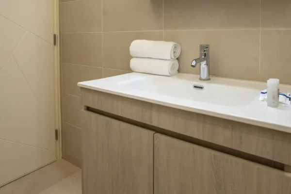 Modern bathroom at Villa Neonis in South Rethymno